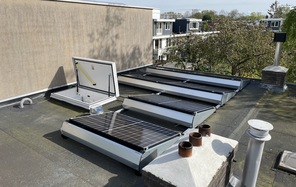 nieuw dak met zonnepanelen en automatisch luik