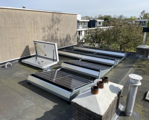 nieuw dak met zonnepanelen en automatisch luik